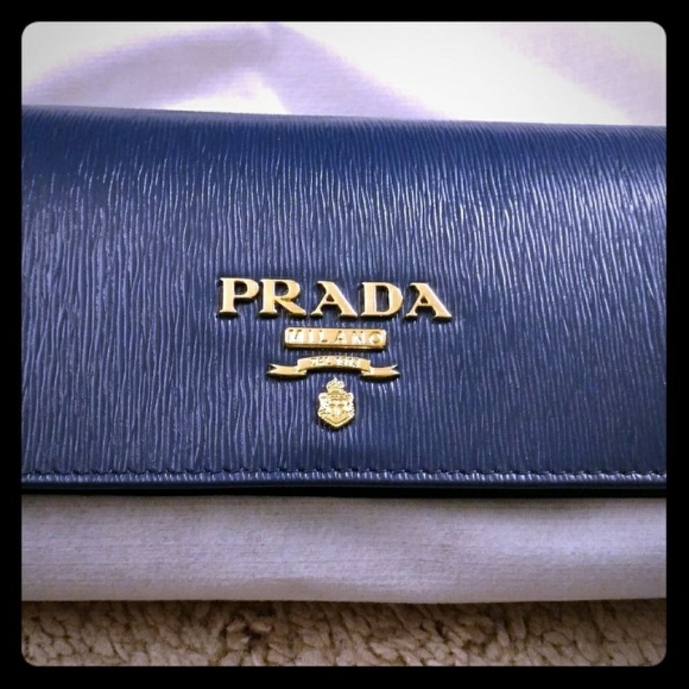 NWT **AUTHENTIC** Prada chain wallet